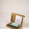 van harte gefeliciteerd koek-2 Brievenbus cadeau – Chocolate chip koekjes van De Koekfabriek