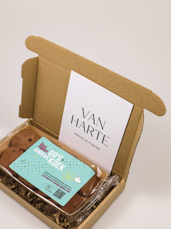 van harte gefeliciteerd koek-3 Brievenbus cadeau – Chocolate chip koekjes van De Koekfabriek