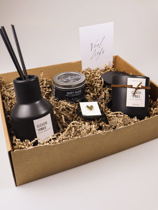 Cadeaupakket met geurstokjes en kaars – stijlvol en persoonlijk verrassen