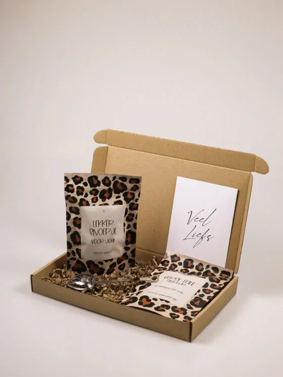 Brievenbus cadeau – Panterprint thee, snoep en theelepel