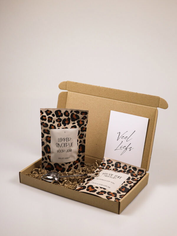 Brievenbus cadeau – Panterprint thee, snoep en theelepel