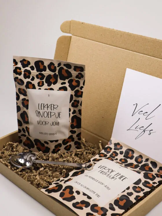 Brievenbus cadeau – Panterprint thee, snoep en theelepel