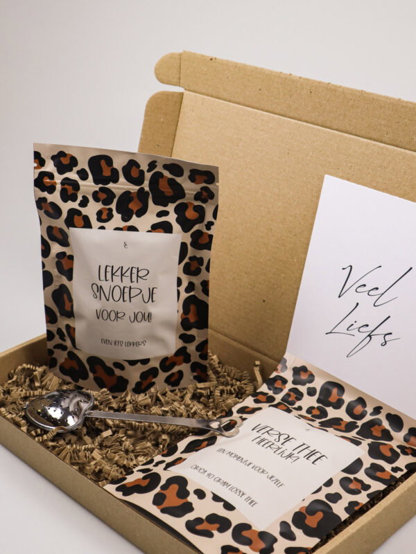 Brievenbus cadeau – Panterprint thee, snoep en theelepel
