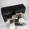 Zusss kerstcadeaupakket met mok, chocolade, koek en kandelaar Zusss kerstcadeaupakket met mok, chocolade, koek en kandelaar