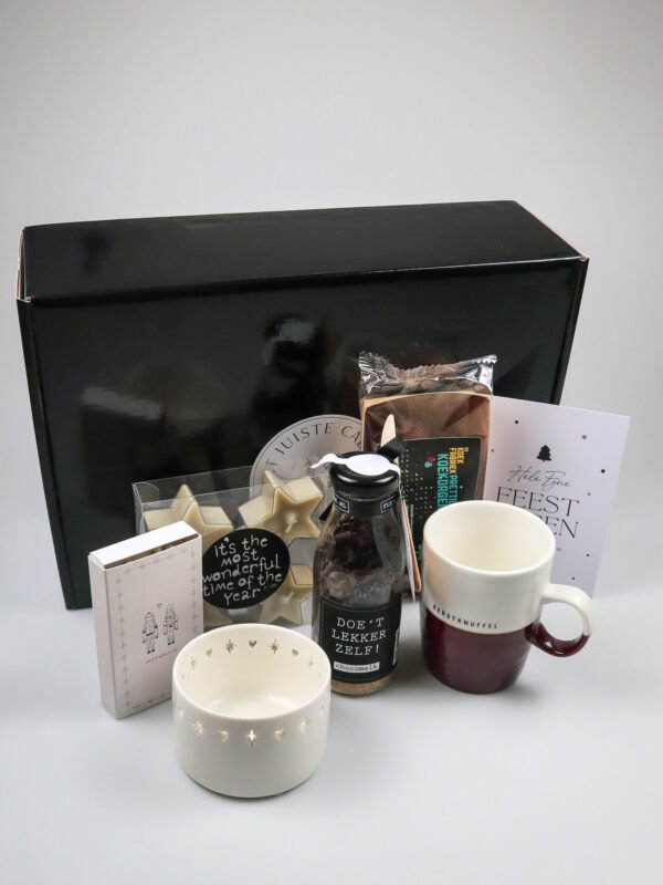 Zusss kerstcadeaupakket met mok, chocolade, koek en kandelaar Zusss kerstcadeaupakket met mok, chocolade, koek en kandelaar