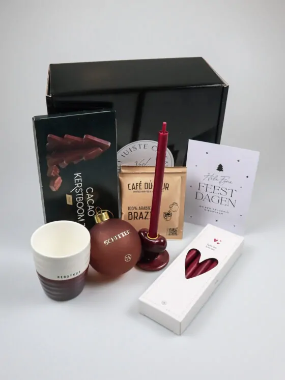 Cadeaupakket zusss met mok, kaarsen, chocolade & kandelaar Cadeaupakket zusss met mok, kaarsen, chocolade & kandelaar