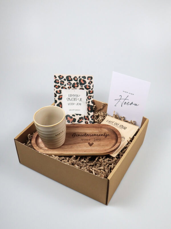 1x pakket hiep hiep, mok, serveertray, koffie, snoep-1 Cadeaupakket Hiep hiep hoera – feestelijk en compleet cadeau