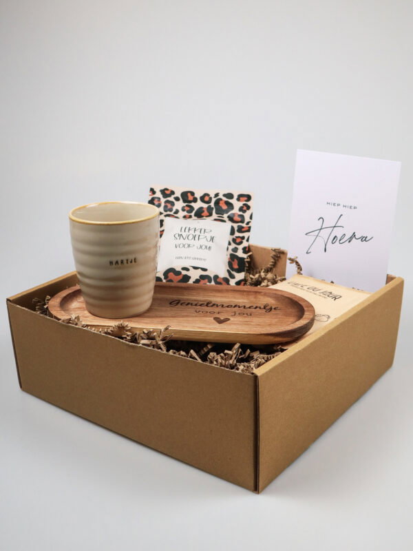 1x pakket hiep hiep, mok, serveertray, koffie, snoep-2 Cadeaupakket Hiep hiep hoera – feestelijk en compleet cadeau