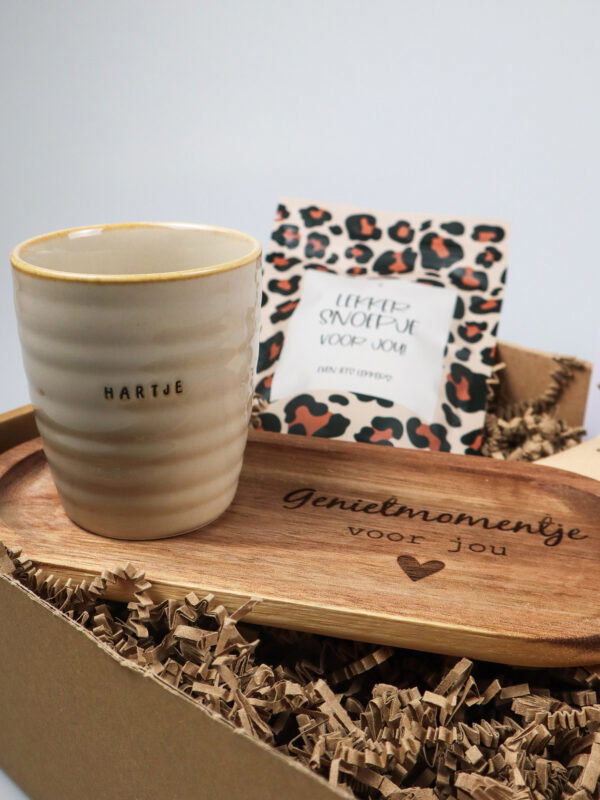 1x pakket hiep hiep, mok, serveertray, koffie, snoep-4 Cadeaupakket Hiep hiep hoera – feestelijk en compleet cadeau