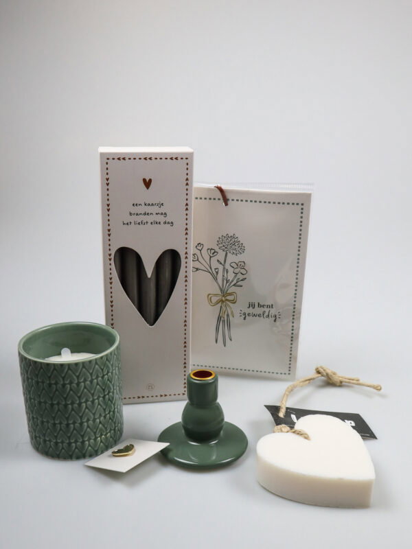 1x pakket, veel liefs, kaarsen, kandelaar, geurzakje, zeephart, pin-1 Cadeaupakket Veel Liefs – Zusss Kandelaar, Kaarsen, Geurkaars & Zeephart