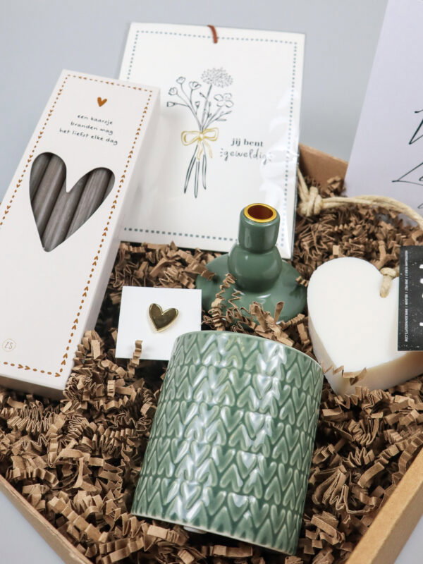 1x pakket, veel liefs, kaarsen, kandelaar, geurzakje, zeephart, pin-3 Cadeaupakket Veel Liefs – Zusss Kandelaar, Kaarsen, Geurkaars & Zeephart