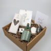 1x pakket, veel liefs, kaarsen, kandelaar, geurzakje, zeephart, pin-5 Cadeaupakket Veel Liefs – Zusss Kandelaar, Kaarsen, Geurkaars & Zeephart
