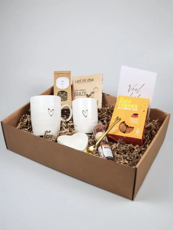 1x pakket veel liefs, thee, theemok, koffie, koffiemok, lepels, schaaltje, koek, bikkels-2 Cadeaupakket Veel liefs – stijlvol en compleet geschenk