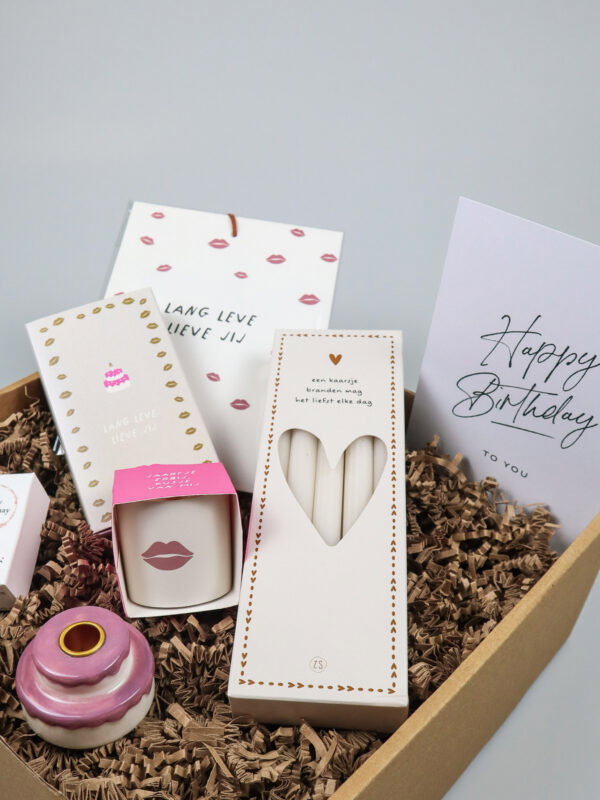 Cadeaupakket Happy Birthday – Zusss Kaarsen, Kandelaar, Geurcadeaus & Wine Gums