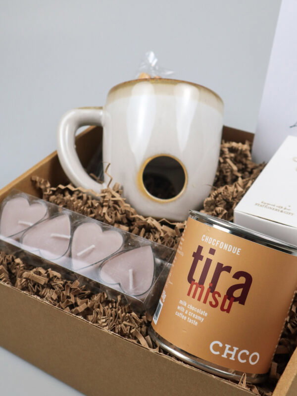Veel Liefs cadeaupakket met Tiramisu chocofondue, mok en waxinelichtjes Veel Liefs cadeaupakket met Tiramisu chocofondue, mok en waxinelichtjes
