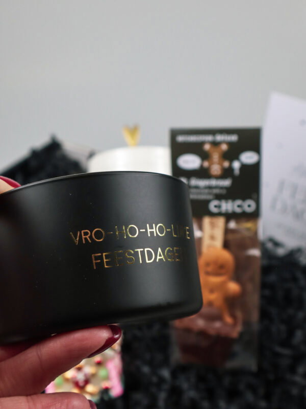 Kerst Cadeaupakket met Zusss Mok, Chocoladereep en Glazen Kerstbal Kerst Cadeaupakket met Zusss Mok, Chocoladereep en Glazen Kerstbal