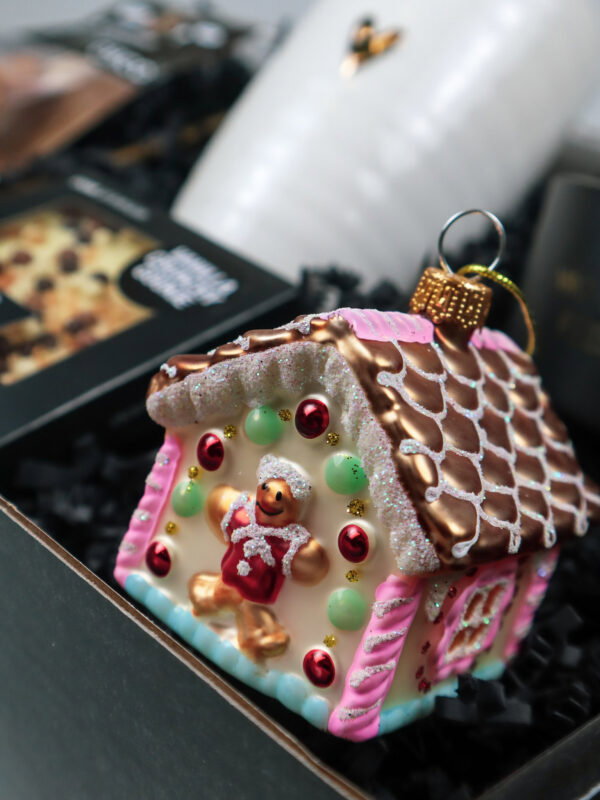 Kerst Cadeaupakket met Zusss Mok, Chocoladereep en Glazen Kerstbal Kerst Cadeaupakket met Zusss Mok, Chocoladereep en Glazen Kerstbal