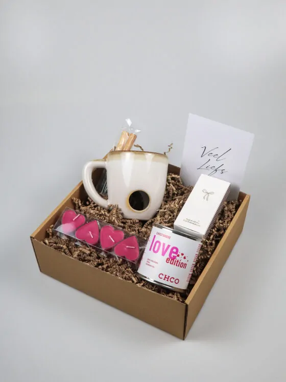 Veel Liefs cadeaupakket met Love Edition chocofondue, mok en kaarsjes Veel Liefs cadeaupakket met Love Edition chocofondue, mok en kaarsjes