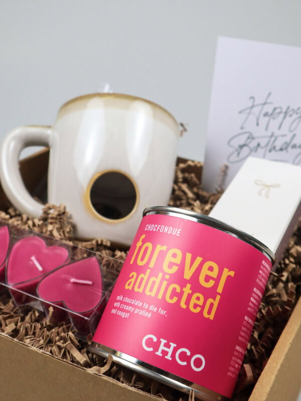 Verjaardagscadeaupakket met Chocofondue – Forever Addicted, mok en kaarsjes Verjaardagscadeaupakket met Chocofondue – Forever Addicted, mok en kaarsjes