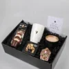 Kerstpakket met Zusss mok, kaars, chocolade & kerstbal Kerstpakket met Zusss mok, kaars, chocolade & kerstbal