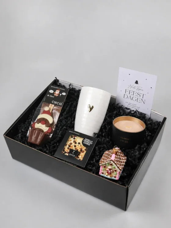 Kerstpakket met Zusss mok, kaars, chocolade & kerstbal