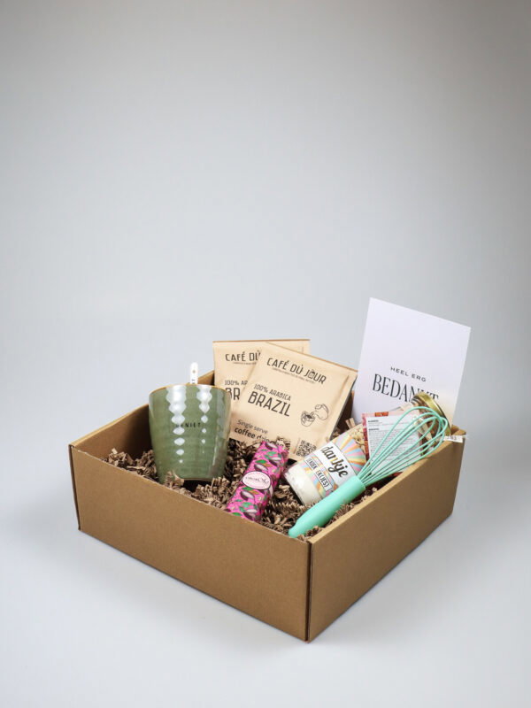 Cadeaupakket Bedankt – Met Zusss mok, koffie, chocolade en bakmix Cadeaupakket Bedankt – Met Zusss mok, koffie, chocolade en bakmix