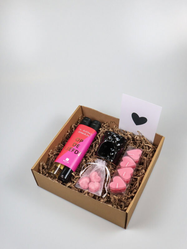 Cadeaupakket Vol Liefde – Met Wijn, Geurbrander, Waxinelichtjes & Amberblokjes