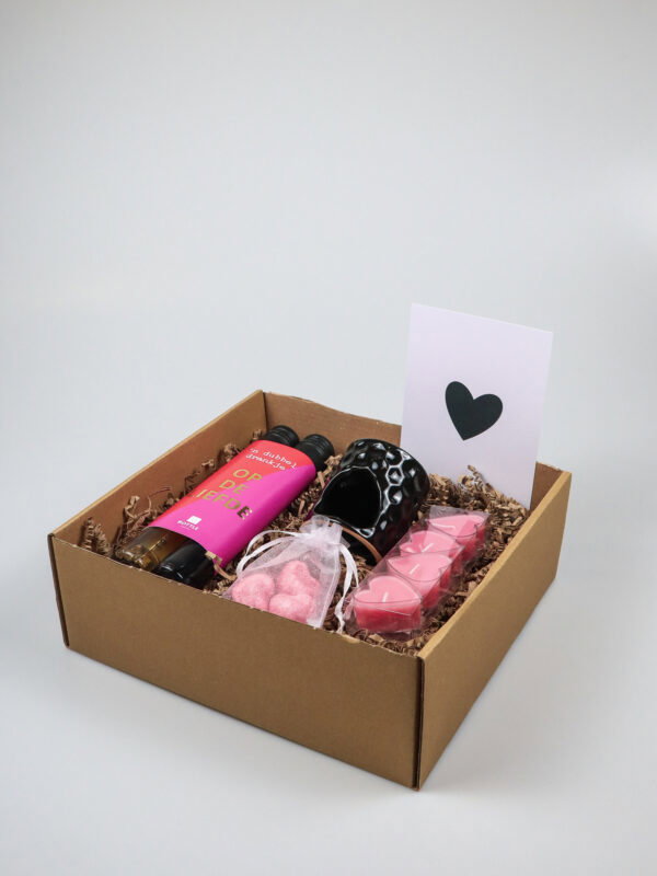 Cadeaupakket Vol Liefde – Met Wijn, Geurbrander, Waxinelichtjes & Amberblokjes