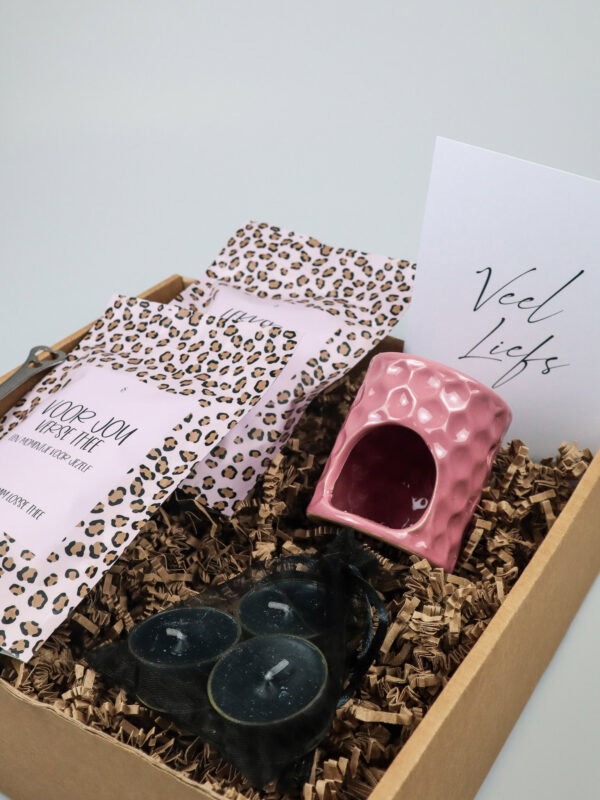 Veel liefs cadeaupakket met thee, geur en snoep