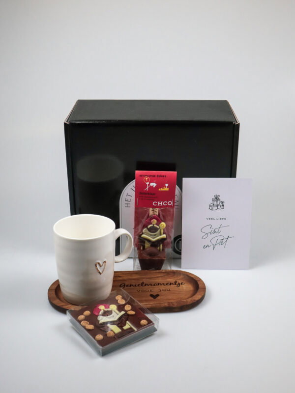 Sinterklaas Cadeaupakket met Chocolade, Mok en Serveerplank Sinterklaas Cadeaupakket met Chocolade, Mok en Serveerplank