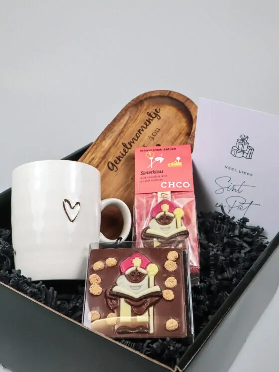Sinterklaas Cadeaupakket met Chocolade, Mok en Serveerplank