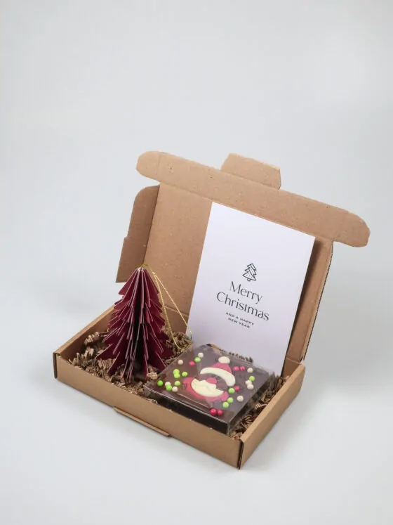 Brievenbuscadeau kerst met melkchocolade kerstman en papieren ornament Brievenbuscadeau kerst met melkchocolade kerstman en papieren ornament