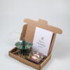 Brievenbuscadeau kerst met melkchocolade kerstman en groen ornamentbrievenbus kerst , ornament, chunk-4 Brievenbuscadeau kerst met melkchocolade kerstman en groen ornament