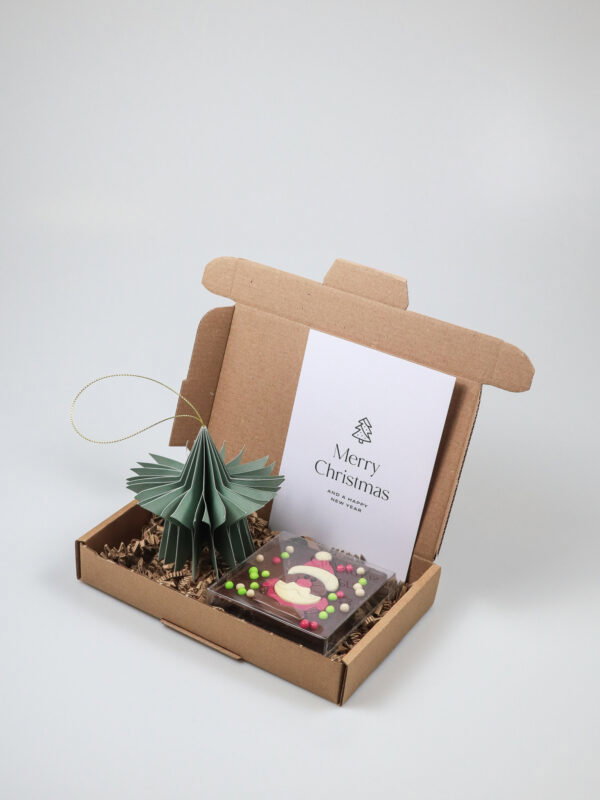 Brievenbuscadeau kerst met melkchocolade kerstman en groen ornamentbrievenbus kerst , ornament, chunk-4 Brievenbuscadeau kerst met melkchocolade kerstman en groen ornament