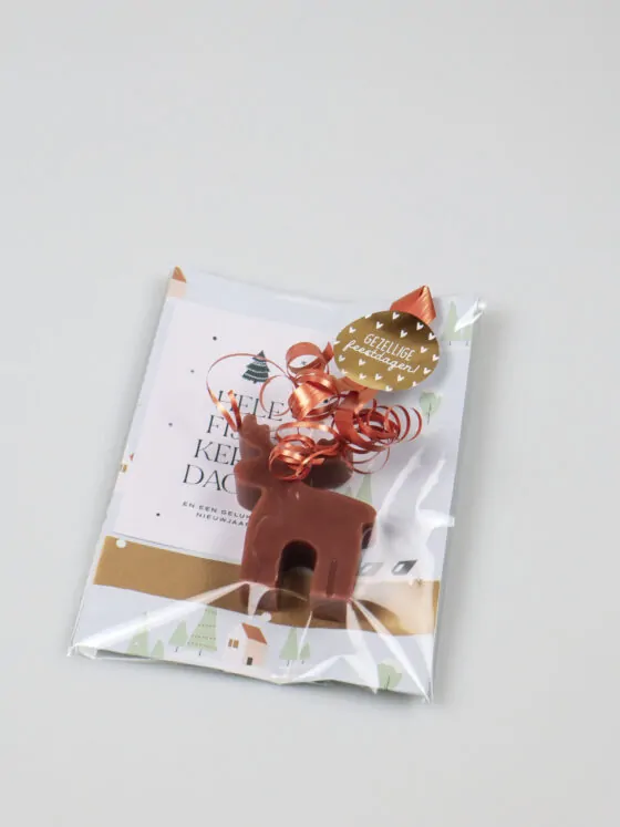 Soyakaars rendier cadeau bruin met kerstkaart