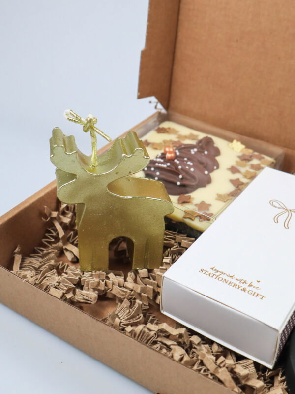 Kerst brievenbuscadeau met kaars, kandelaar en witte chocolade