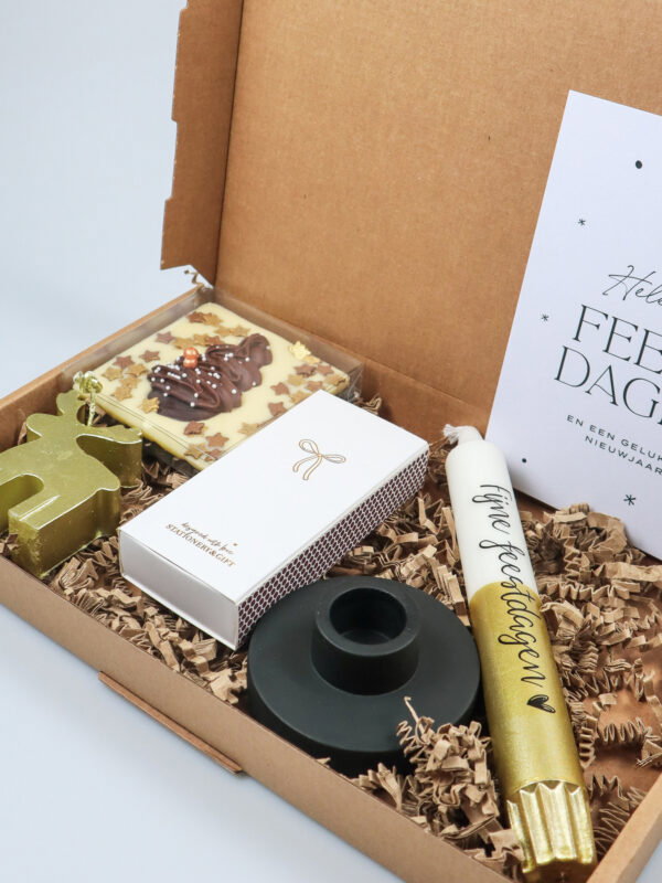 Kerst brievenbuscadeau met kaars, kandelaar en witte chocolade