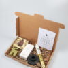Kerst brievenbuscadeau met kaars, kandelaar en witte chocolade