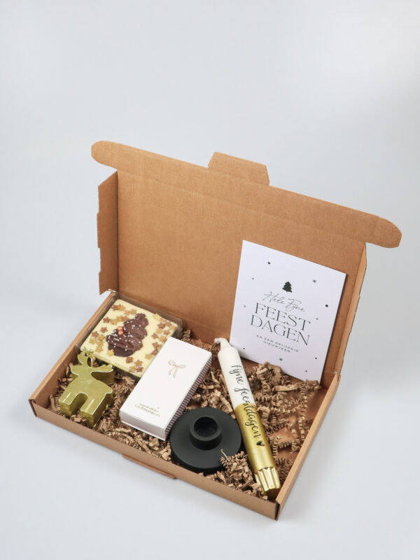 Kerst brievenbuscadeau met kaars, kandelaar en witte chocolade