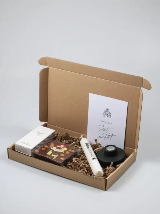 Sint brievenbuspakket met kaars, kandelaar, chocoladereep en lucifers
