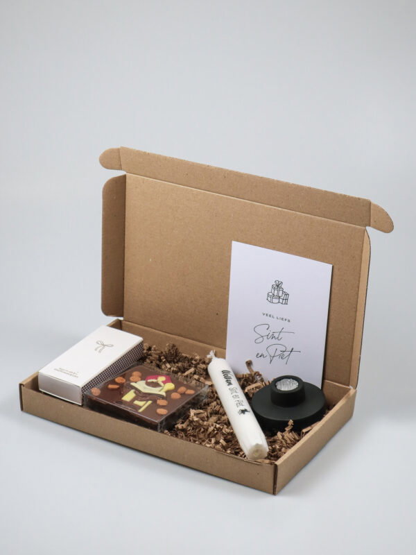 Sint brievenbuspakket met kaars, kandelaar, chocoladereep en lucifers