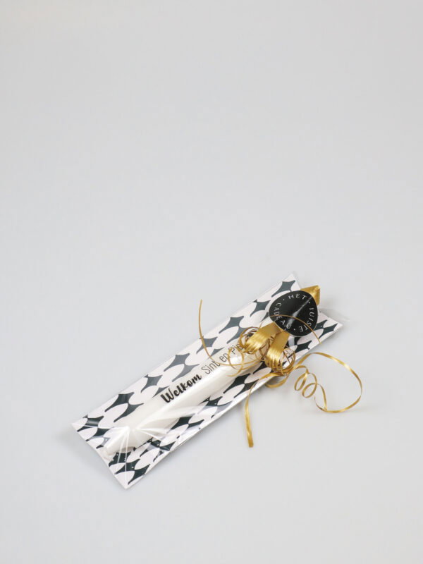 Maak pakjesavond nog feestelijker met dit kleine maar betekenisvolle cadeautje kaars – Welkom Sint en Piet. Deze witte potloodkaars is bedrukt met de tekst “Welkom Sint en Piet” en een silhouet van Sinterklaas te paard. Een sfeervol detail dat jong en oud direct in Sinterklaasstemming brengt. De kaars wordt feestelijk verpakt op een zwart-wit grafisch kaartje, afgewerkt met een goudkleurig krullint en een ronde sluitsticker met de tekst Het juiste cadeau. De transparante folie zorgt ervoor dat de boodschap meteen opvalt – klaar om direct cadeau te geven. Ideaal als klein schoencadeautje, als toevoeging aan een Sinterklaaspakket of als tafeldecoratie tijdens de intocht of pakjesavond. Een attent gebaar dat weinig kost, maar veel zegt. Kenmerken van dit kaarscadeautje: • Witte kaars met tekst “Welkom Sint en Piet” • Inclusief silhouet van Sinterklaas op zijn paard • Verpakt op grafisch kaartje met transparante folie • Afgewerkt met goudkleurig lint en sluitsticker • Perfect als schoencadeautje of klein Sinterklaasgebaar Een sfeervolle verrassing in mini-formaat die de magie van Sinterklaas tot leven brengt.