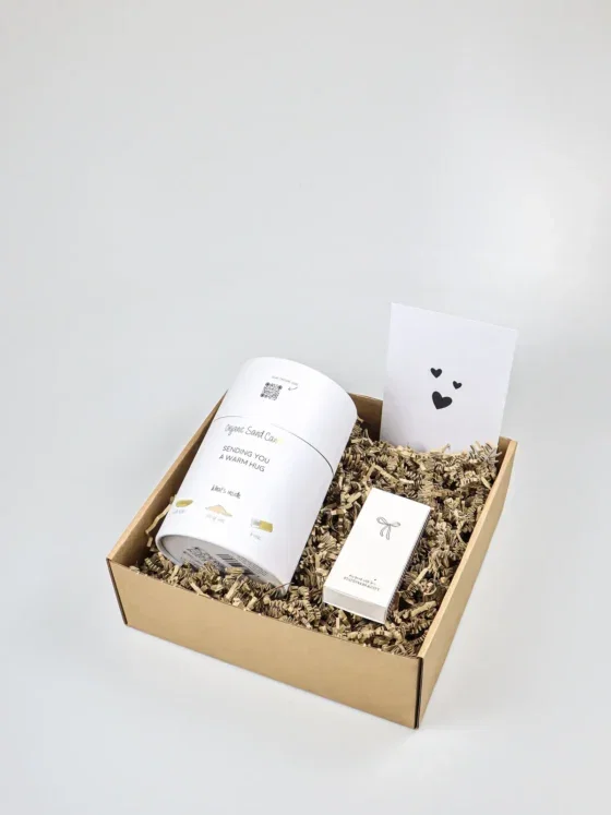 Cadeaupakket warm hugs – Kaarsenzand giftbox en lucifers Cadeaupakket warm hugs – Kaarsenzand giftbox en lucifers