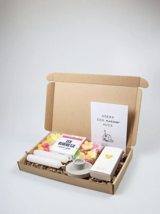 Brievenbus cadeau nieuw huis – Bloemensnoepjes, dinerkaarsen & kandelaar