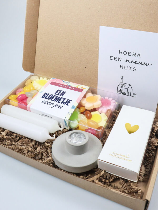 Brievenbus cadeau nieuw huis – Bloemensnoepjes, dinerkaarsen & kandelaar Brievenbus cadeau nieuw huis – Bloemensnoepjes, dinerkaarsen & kandelaar