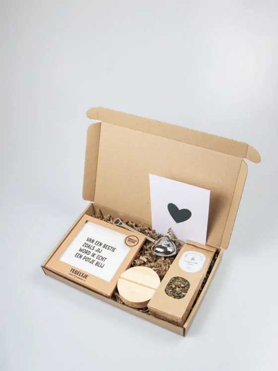 Brievenbus cadeau Bestie – Tegeltje, losse thee, theelepel & kaartenhouder Brievenbus cadeau Bestie – Tegeltje, losse thee, theelepel & kaartenhouder