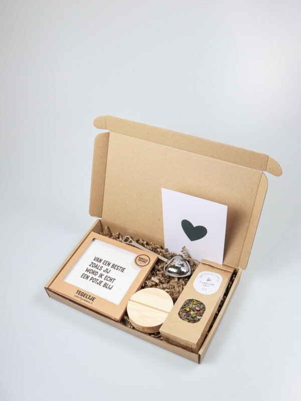 Brievenbus cadeau Bestie – Tegeltje, losse thee, theelepel & kaartenhouder
