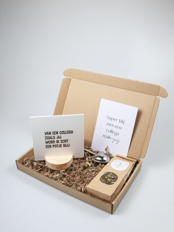 Brievenbus cadeau collega – thee, tegeltje & kaartenhouder