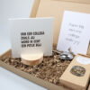 Brievenbus cadeau collega – thee, tegeltje & kaartenhouder