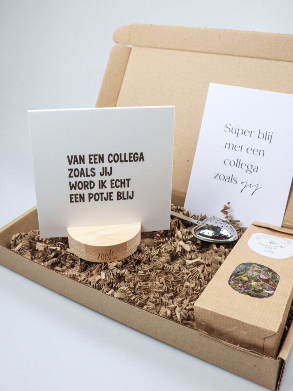 Brievenbus cadeau collega – thee, tegeltje & kaartenhouder